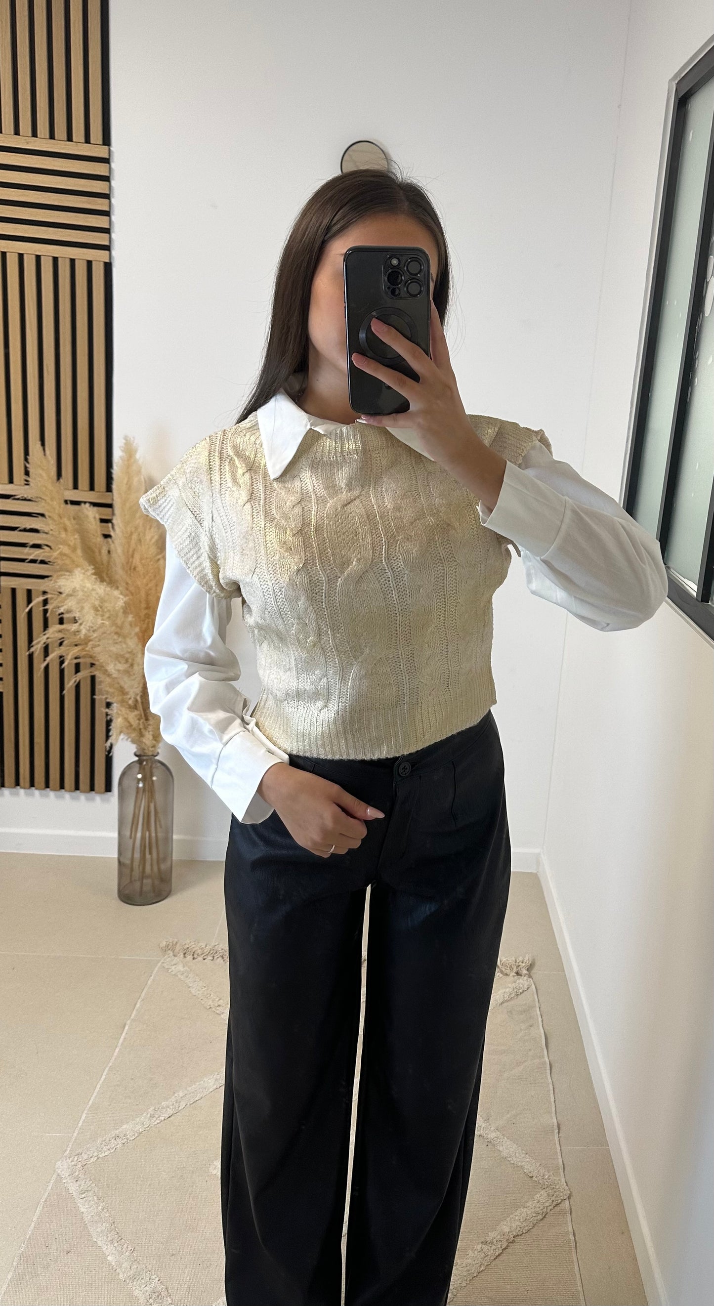 Pull beige sans manche doré léger