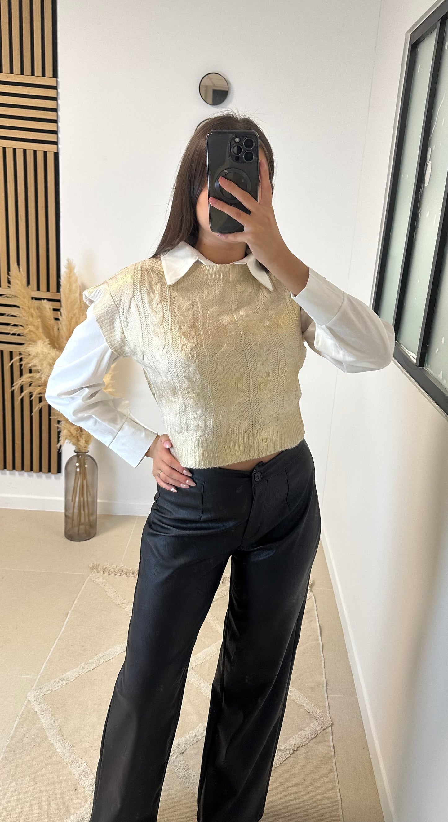 Pull beige sans manche doré léger