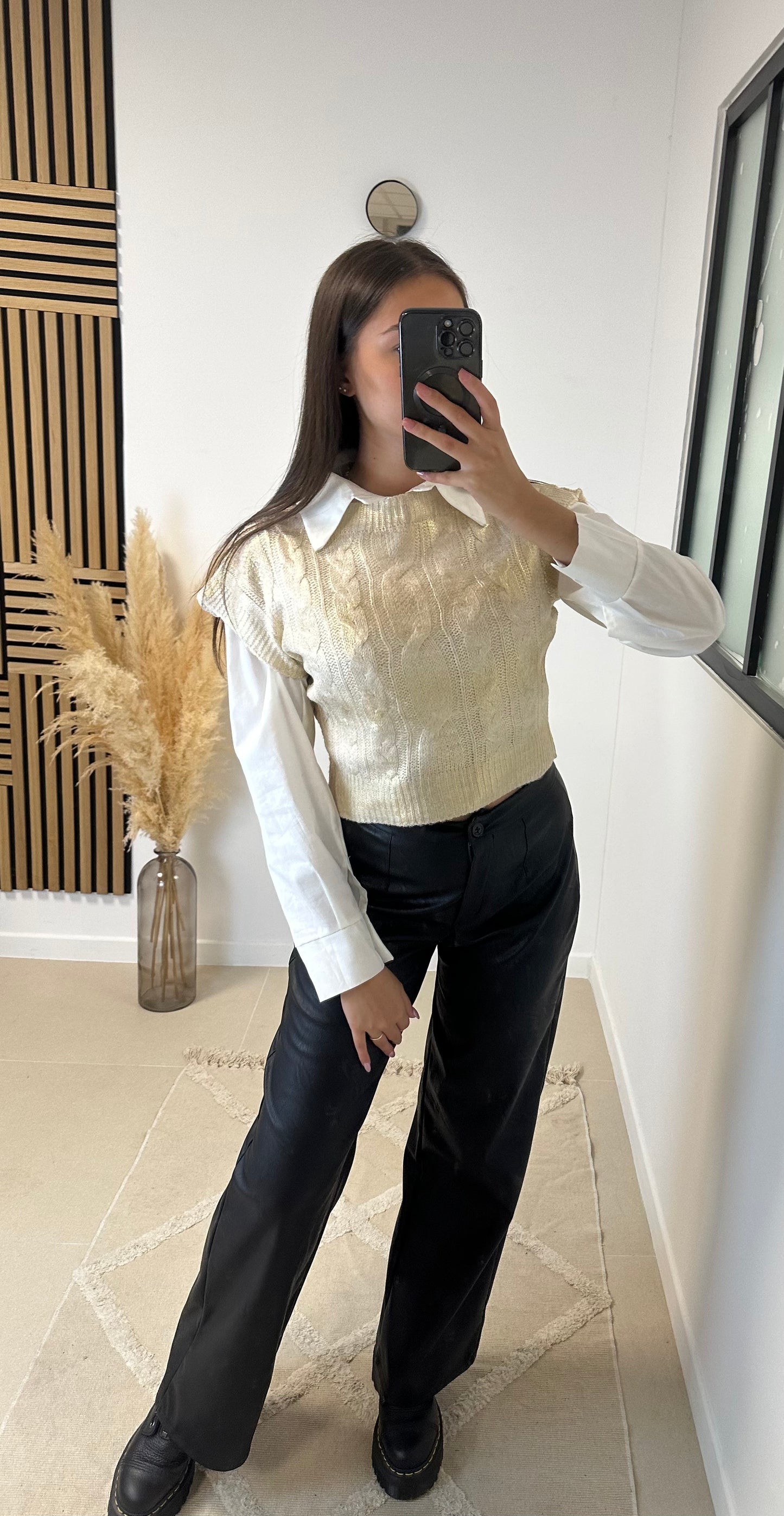 Pull beige sans manche doré léger